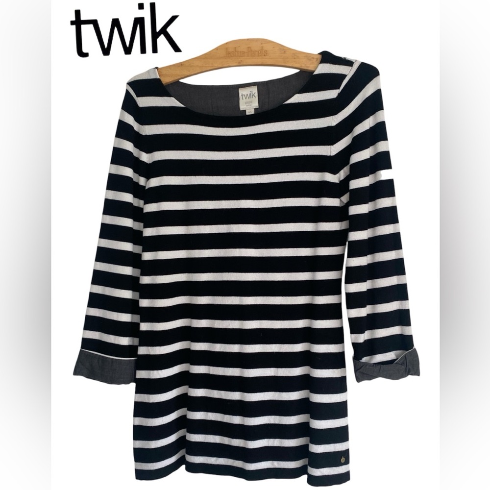 🐿️Twik Monochrome Striped Top